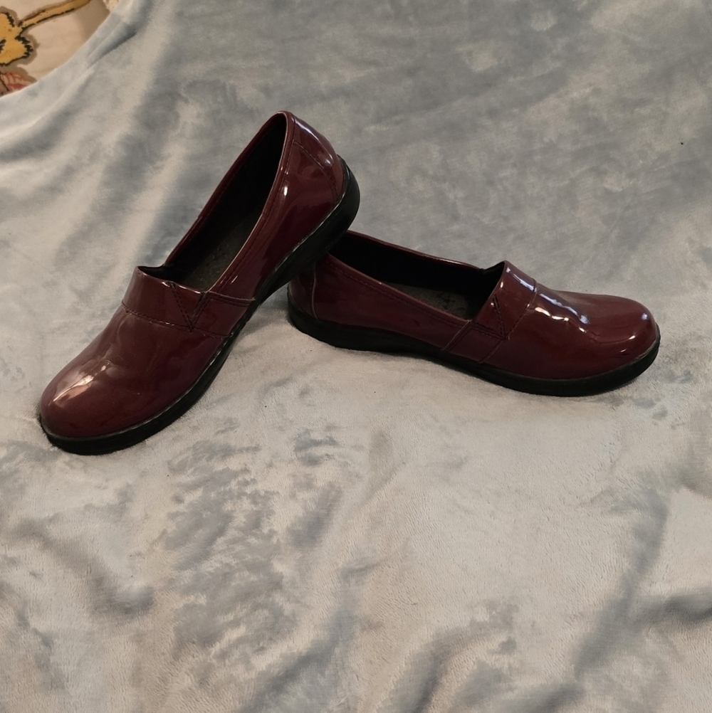 BOC Women's Patent Leather Candy Apple Red Clogs, Size 8 (1029)